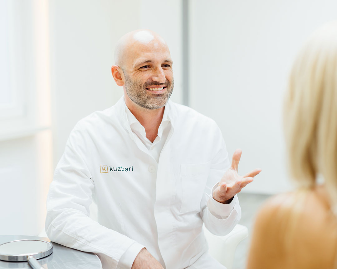 Dr. Christoph Grill bei der Erstberatung zur Nasenkorrektur